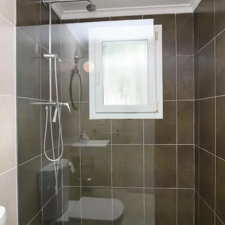 Βίλα Modern In With Pool