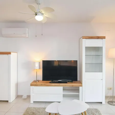 Βίλα Modern In With Pool